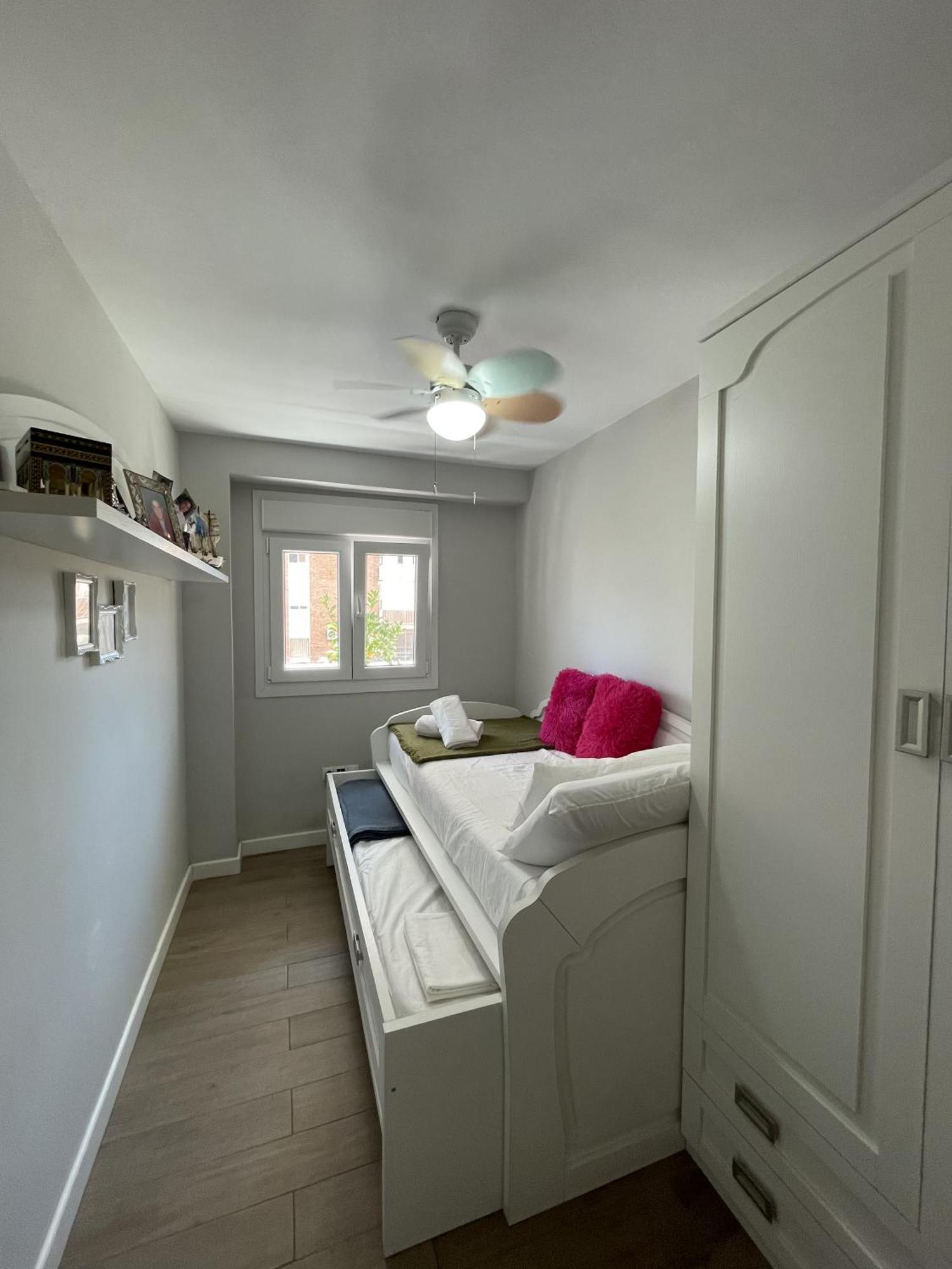 Cozy Room In Stylish Flat Just Steps From The Beach Кадис Екстериор снимка