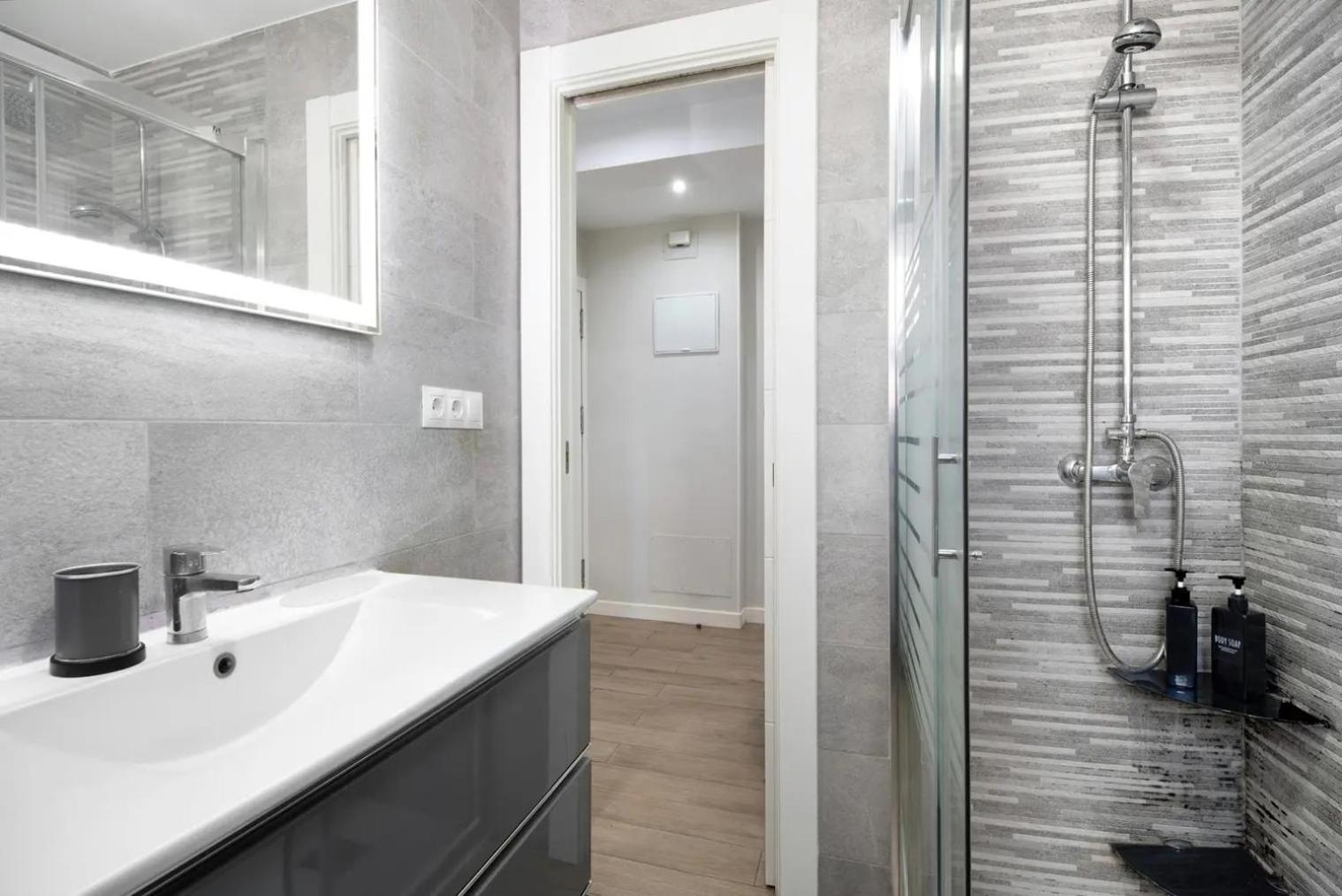 Cozy Room In Stylish Flat Just Steps From The Beach Кадис Екстериор снимка