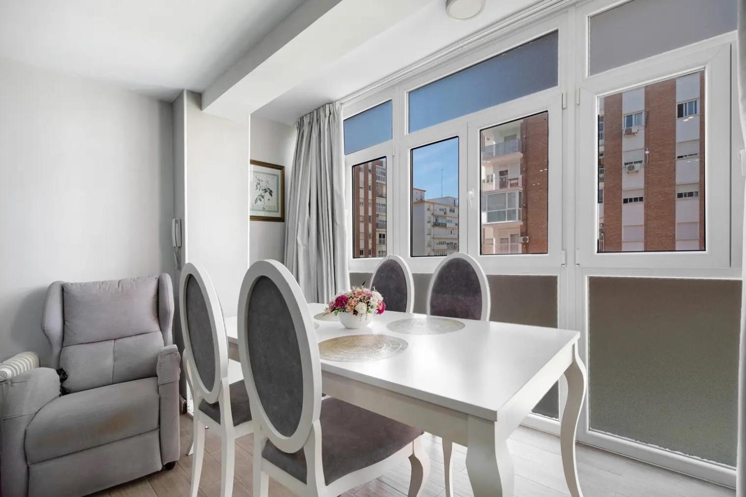 Cozy Room In Stylish Flat Just Steps From The Beach Кадис Екстериор снимка