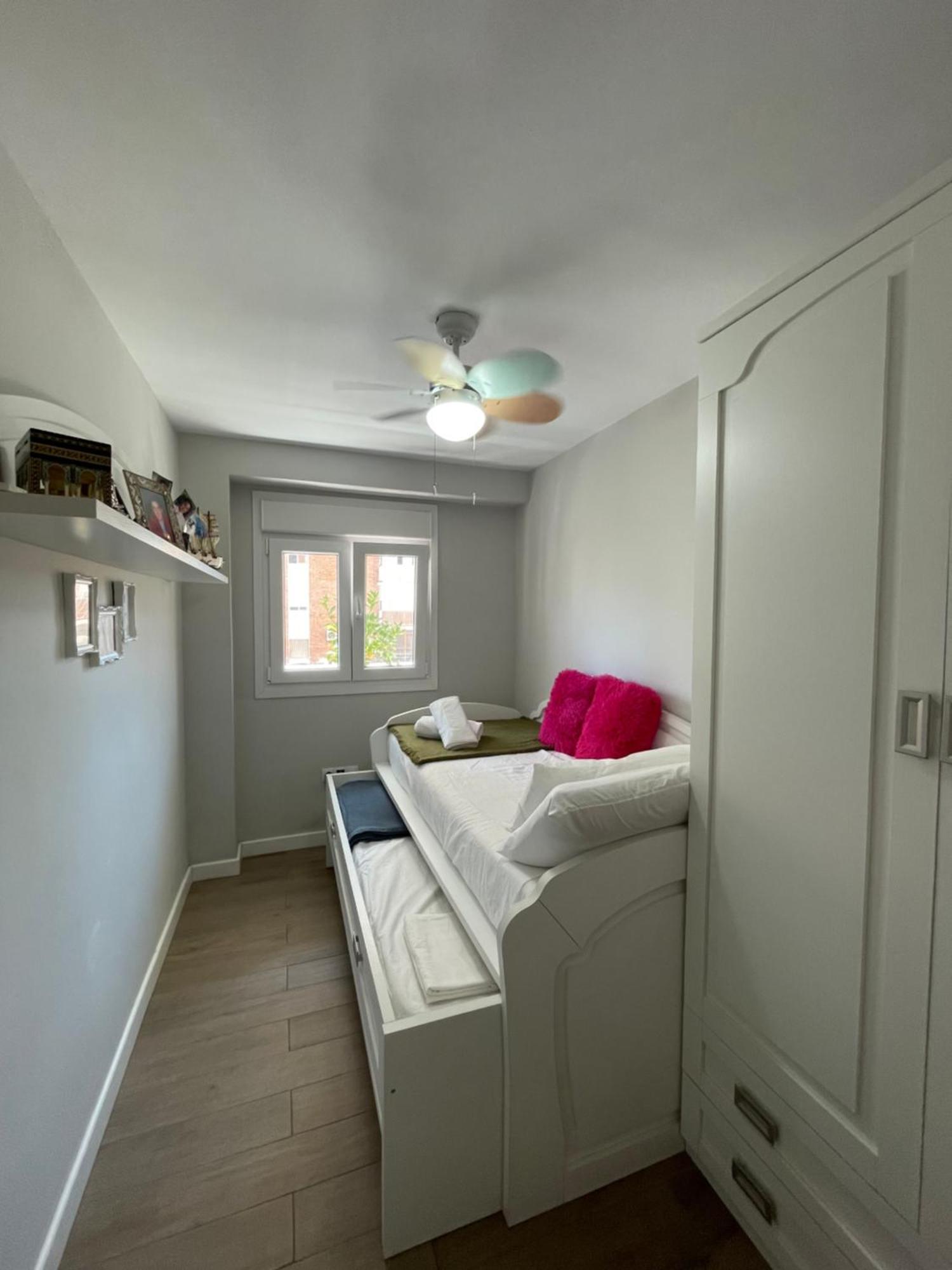 Cozy Room In Stylish Flat Just Steps From The Beach Кадис Стая снимка