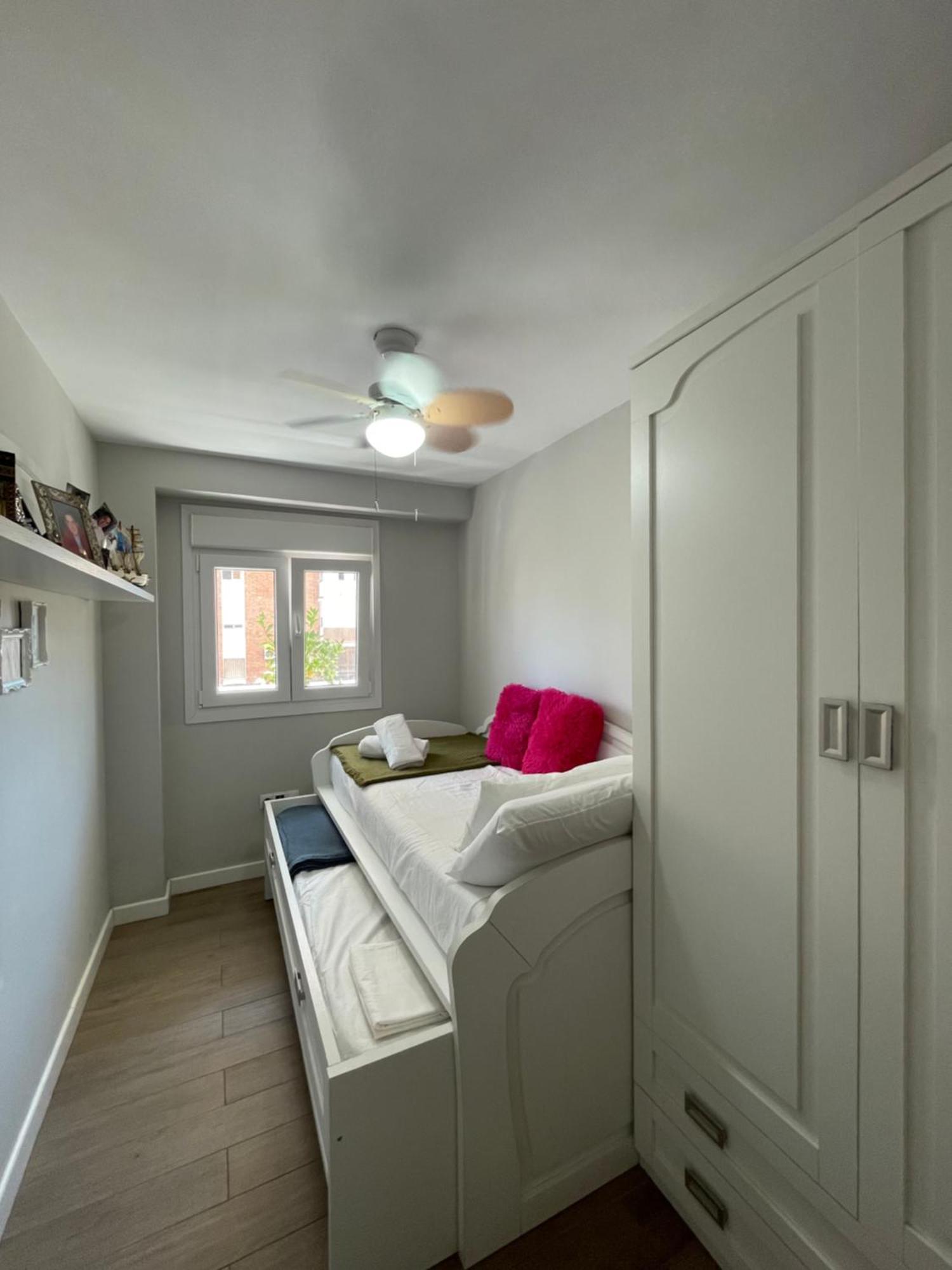 Cozy Room In Stylish Flat Just Steps From The Beach Кадис Стая снимка